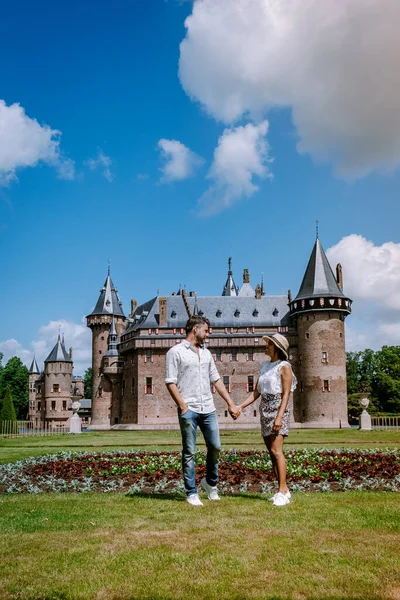 Utrecht Países Bajos mayo 2020, medieval antiguo castillo de Haar Utrecht en un día de primavera almos huertos vacíos durante el virus de la corona covid 19 brote, la mayoría de los jardines y parques reabren en junio — Foto de Stock