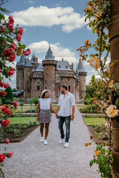 Jardín público del Castillo de Haar en Utrecht Países Bajos, personas que se relajan en el parque cerca del castillo en Holanda Utrecht — Foto de Stock