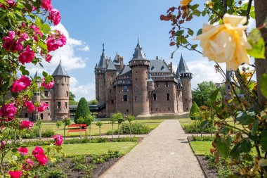 Utrecht Hollanda Mayıs 2020, bir bahar günü Haar Utrecht Ortaçağ kalesi Corona virüsü salgını sırasında boş bahçeler, çoğu bahçe ve park Haziran 'da yeniden açıldı.