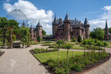 Utrecht Hollanda Mayıs 2020, bir bahar günü Haar Utrecht Ortaçağ kalesi Corona virüsü salgını sırasında boş bahçeler, çoğu bahçe ve park Haziran 'da yeniden açıldı.