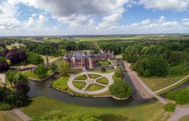 Utrecht Hollanda Mayıs 2020, bir bahar günü Haar Utrecht Ortaçağ kalesi Corona virüsü salgını sırasında boş bahçeler, çoğu bahçe ve park Haziran Hollanda 'da yeniden açıldı.