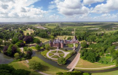 Utrecht Hollanda Mayıs 2020, bir bahar günü Haar Utrecht Ortaçağ kalesi Corona virüsü salgını sırasında boş bahçeler, çoğu bahçe ve park Haziran Hollanda 'da yeniden açıldı.