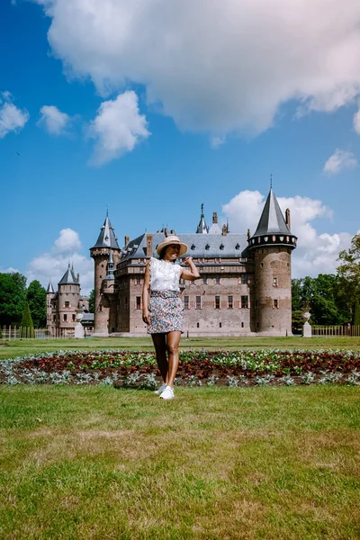 Utrecht Países Bajos mayo 2020, medieval antiguo castillo de Haar Utrecht en un día de primavera almos huertos vacíos durante el virus de la corona covid 19 brote, la mayoría de los jardines y parques reabren en junio — Foto de Stock