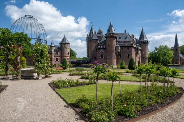 Utrecht Países Bajos mayo 2020, medieval antiguo castillo de Haar Utrecht en un día de primavera almos huertos vacíos durante el virus de la corona covid 19 brote, la mayoría de los jardines y parques reabren en junio — Foto de Stock