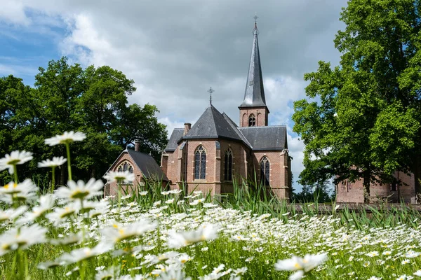 Утрехт Нидерланды Май 2020 года, средневековый старый замок де Хаар Утрехт в день весны алмос пустые сады во время короны вирус ковид 19 вспышки, большинство садов и парков вновь открываются в июне — стоковое фото