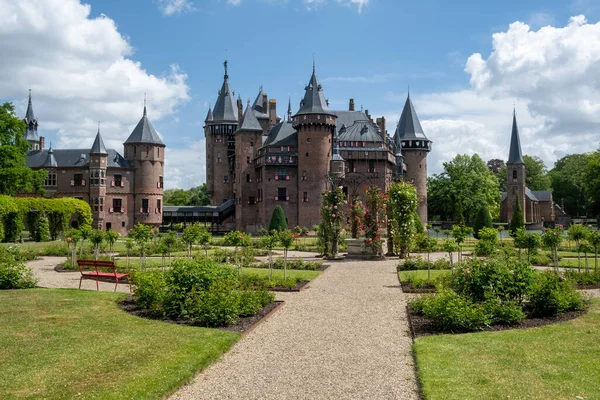 Utrecht Países Bajos mayo 2020, medieval antiguo castillo de Haar Utrecht en un día de primavera almos huertos vacíos durante el virus de la corona covid 19 brote, la mayoría de los jardines y parques reabren en junio — Foto de Stock