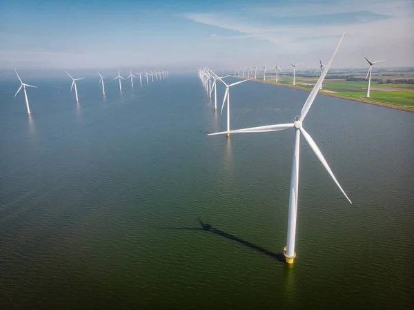 Parque eólico westermeerdijk Holanda, turbina eólica com céu azul no oceano, energia verde — Fotografia de Stock