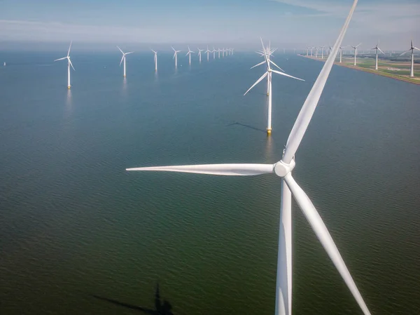 Parque de molinos de viento westermeerdijk Países Bajos, turbina de molinos de viento con cielo azul en el océano, energía verde —  Fotos de Stock