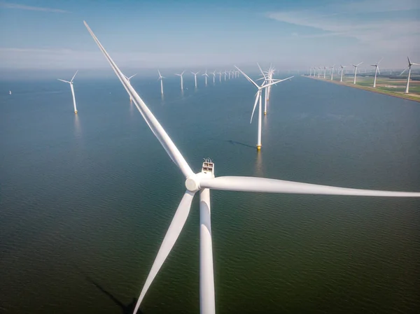 Ветряная турбина с голубым небом в океане, зеленая энергия — стоковое фото