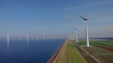 Yel değirmeni parkı yeşil enerjisi insansız hava aracı görüntüsünden, Hollanda 'daki rüzgar türbinlerinin rüzgar gülü çiftliğinden