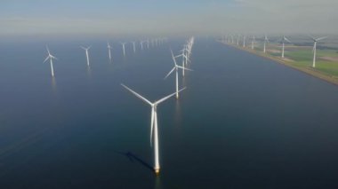 Yel değirmeni parkı yeşil enerjisi insansız hava aracı görüntüsünden, Hollanda 'daki rüzgar türbinlerinin rüzgar gülü çiftliğinden