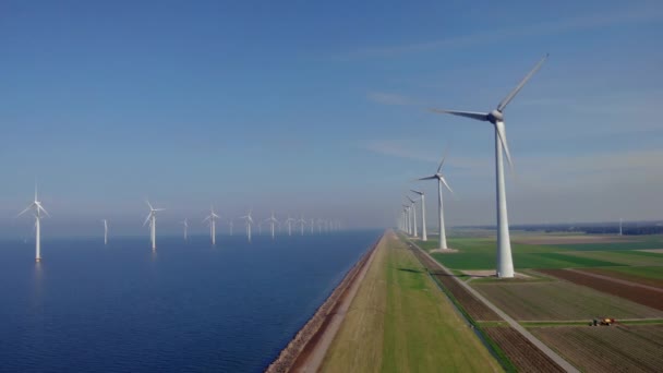 Yel değirmeni parkı yeşil enerjisi insansız hava aracı görüntüsünden, Hollanda 'daki rüzgar türbinlerinin rüzgar gülü çiftliğinden — Stok video