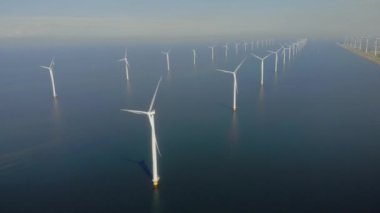 Yel değirmeni parkı yeşil enerjisi insansız hava aracı görüntüsünden, Hollanda 'daki rüzgar türbinlerinin rüzgar gülü çiftliğinden