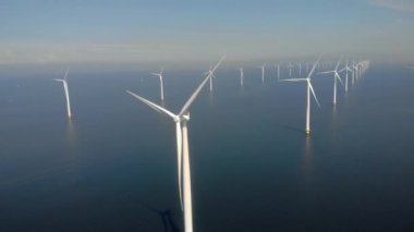 Yel değirmeni parkı yeşil enerjisi insansız hava aracı görüntüsünden, Hollanda 'daki rüzgar türbinlerinin rüzgar gülü çiftliğinden