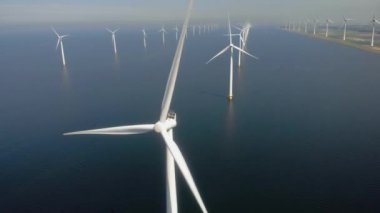 Yel değirmeni parkı yeşil enerjisi insansız hava aracı görüntüsünden, Hollanda 'daki rüzgar türbinlerinin rüzgar gülü çiftliğinden