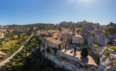 Les Baux de Provence köyü, kaya oluşumunda ve kalesinde. Fransa, Avrupa