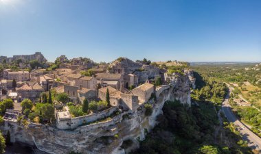 Les Baux de Provence köyü, kaya oluşumunda ve kalesinde. Fransa, Avrupa