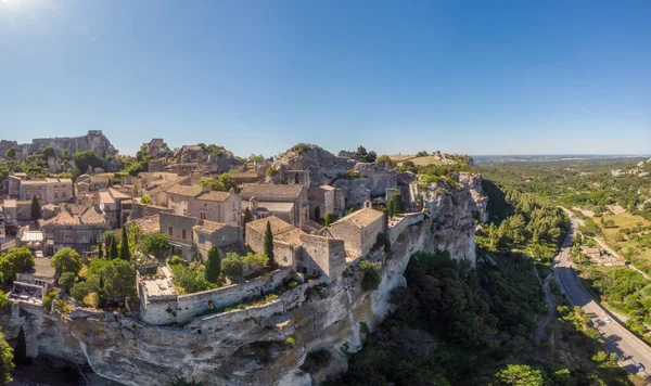 Byn Les Baux de Provence på klippformationen och dess slott. Frankrike, Europa — Stockfoto