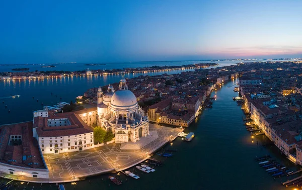 Venedig von oben mit Drohne, Luftaufnahme des ikonischen und einzigartigen Markusplatzes oder Piazza San Marco mit Dogenpalast, Basilika und Campanile, Venedig, Italien — Stockfoto