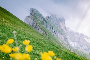 İtalyan Dolomiteler 'de yürüyüş yapan çift Seceda Tepesi' nin muhteşem manzarası. Trentino Alto Adige, Dolomites Alps, Güney Tyrol, İtalya, Avrupa. Odle dağ sırası, Val Gardena. Görkemli Furchetta