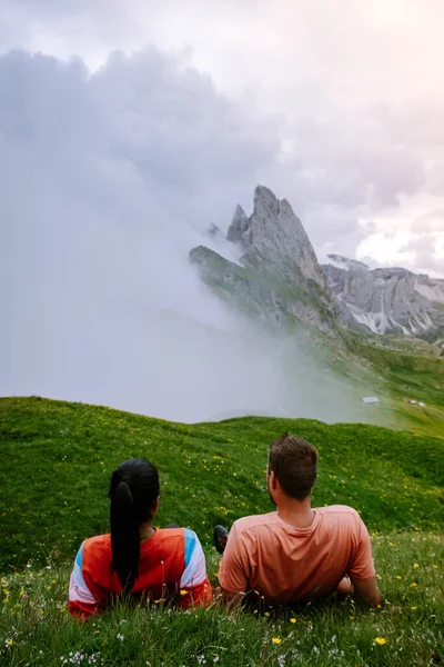 イタリアのドロミテでの休暇中のハイキングのカップル、セケダのピークの素晴らしい景色。トレンティーノ・アルト・アディジェ、ドロマイト・アルプス、サウス・チロル、イタリア、ヨーロッパ。奇妙な山脈、ヴァル・ガーデナ。マジェスティック・フルケッタ — ストック写真