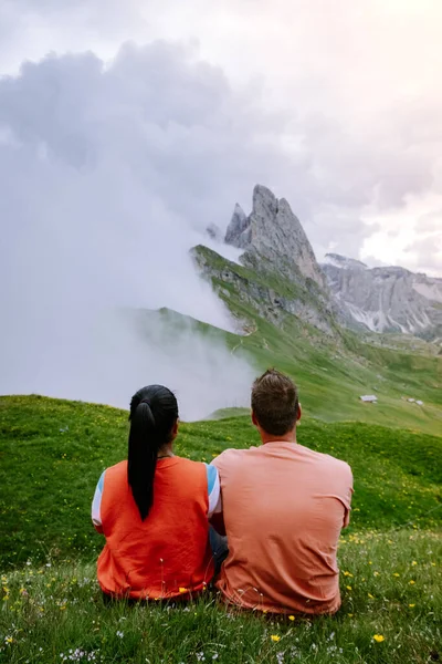 Couple on vacation hiking in the Italien Dolomites, Amazing view on Seceda peak. Trentino Alto Adige, Dolomites Alps, South Tyrol, Italy, Europe. Odle mountain range, Val Gardena. Majestic Furchetta — Stock Photo, Image