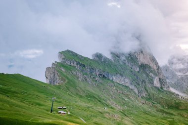 İtalyan Dolomiteler 'de yürüyüş yapan çift Seceda Tepesi' nin muhteşem manzarası. Trentino Alto Adige, Dolomites Alps, Güney Tyrol, İtalya, Avrupa. Odle dağ sırası, Val Gardena. Görkemli Furchetta