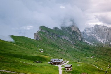 İtalyan Dolomiteler 'de yürüyüş yapan çift Seceda Tepesi' nin muhteşem manzarası. Trentino Alto Adige, Dolomites Alps, Güney Tyrol, İtalya, Avrupa. Odle dağ sırası, Val Gardena. Görkemli Furchetta