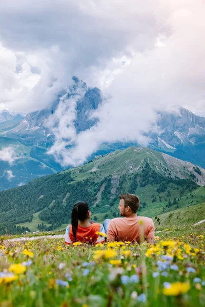 Koppel op vakantie wandelen in de Italiaanse Dolomieten, Geweldig uitzicht op Seceda piek. Trentino Alto Adige, Dolomieten Alpen, Zuid-Tirol, Italië, Europa. Bergketen Odle, Val Gardena. Majestueuze Furchetta — Stockfoto