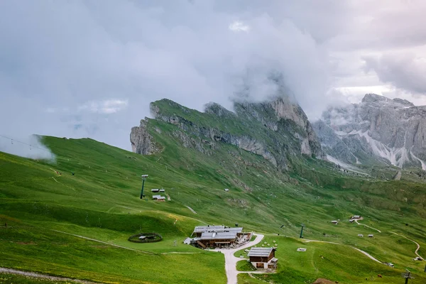 İtalyan Dolomiteler 'de yürüyüş yapan çift Seceda Tepesi' nin muhteşem manzarası. Trentino Alto Adige, Dolomites Alps, Güney Tyrol, İtalya, Avrupa. Odle dağ sırası, Val Gardena. Görkemli Furchetta