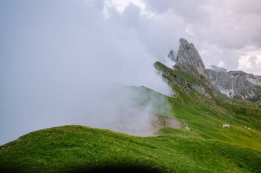 İtalyan Dolomiteler 'de yürüyüş yapan çift Seceda Tepesi' nin muhteşem manzarası. Trentino Alto Adige, Dolomites Alps, Güney Tyrol, İtalya, Avrupa. Odle dağ sırası, Val Gardena. Görkemli Furchetta