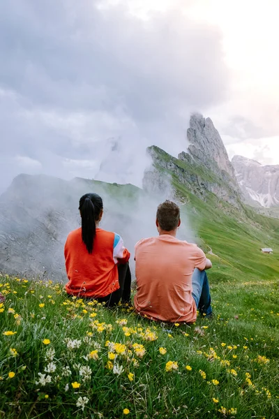 Couple on vacation hiking in the Italien Dolomites, Amazing view on Seceda peak. Trentino Alto Adige, Dolomites Alps, South Tyrol, Italy, Europe. Odle mountain range, Val Gardena. Majestic Furchetta — Stock Photo, Image