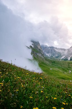 İtalyan Dolomiteler 'de yürüyüş yapan çift Seceda Tepesi' nin muhteşem manzarası. Trentino Alto Adige, Dolomites Alps, Güney Tyrol, İtalya, Avrupa. Odle dağ sırası, Val Gardena. Görkemli Furchetta