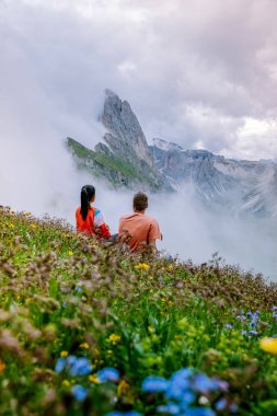 İtalyan Dolomiteler 'de yürüyüş yapan çift Seceda Tepesi' nin muhteşem manzarası. Trentino Alto Adige, Dolomites Alps, Güney Tyrol, İtalya, Avrupa. Odle dağ sırası, Val Gardena. Görkemli Furchetta