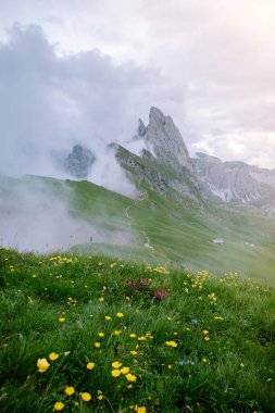 İtalyan Dolomiteler 'de yürüyüş yapan çift Seceda Tepesi' nin muhteşem manzarası. Trentino Alto Adige, Dolomites Alps, Güney Tyrol, İtalya, Avrupa. Odle dağ sırası, Val Gardena. Görkemli Furchetta