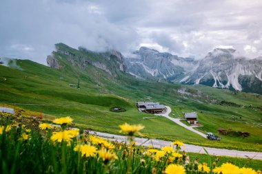 İtalyan Dolomiteler 'de yürüyüş yapan çift Seceda Tepesi' nin muhteşem manzarası. Trentino Alto Adige, Dolomites Alps, Güney Tyrol, İtalya, Avrupa. Odle dağ sırası, Val Gardena. Görkemli Furchetta