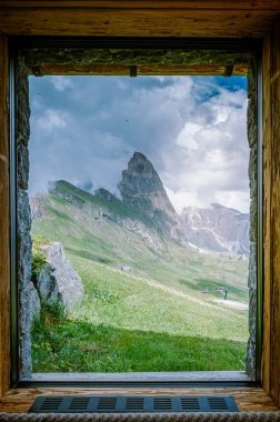 İtalyan Dolomiteler 'de yürüyüş yapan çift Seceda Tepesi' nin muhteşem manzarası. Trentino Alto Adige, Dolomites Alps, Güney Tyrol, İtalya, Avrupa. Odle dağ sırası, Val Gardena. Görkemli Furchetta