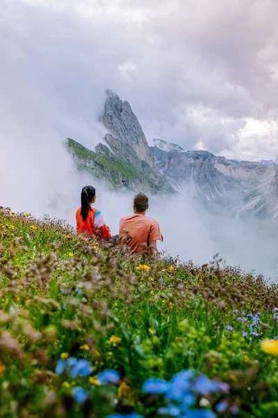 Couple on vacation hiking in the Italien Dolomites, Amazing view on Seceda peak. Trentino Alto Adige, Dolomites Alps, South Tyrol, Italy, Europe. Odle mountain range, Val Gardena. Majestic Furchetta — Stock Photo, Image