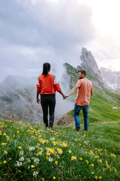 Koppel op vakantie wandelen in de Italiaanse Dolomieten, Geweldig uitzicht op Seceda piek. Trentino Alto Adige, Dolomieten Alpen, Zuid-Tirol, Italië, Europa. Bergketen Odle, Val Gardena. Majestueuze Furchetta — Stockfoto