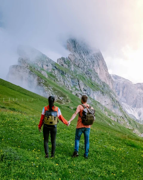 Koppel op vakantie wandelen in de Italiaanse Dolomieten, Geweldig uitzicht op Seceda piek. Trentino Alto Adige, Dolomieten Alpen, Zuid-Tirol, Italië, Europa. Bergketen Odle, Val Gardena. Majestueuze Furchetta — Stockfoto