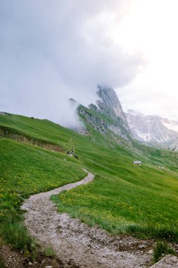 İtalyan Dolomiteler 'de yürüyüş yapan çift Seceda Tepesi' nin muhteşem manzarası. Trentino Alto Adige, Dolomites Alps, Güney Tyrol, İtalya, Avrupa. Odle dağ sırası, Val Gardena. Görkemli Furchetta