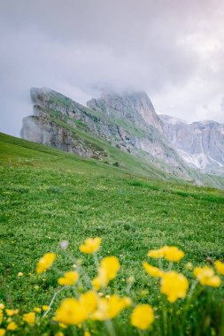 İtalyan Dolomiteler 'de yürüyüş yapan çift Seceda Tepesi' nin muhteşem manzarası. Trentino Alto Adige, Dolomites Alps, Güney Tyrol, İtalya, Avrupa. Odle dağ sırası, Val Gardena. Görkemli Furchetta