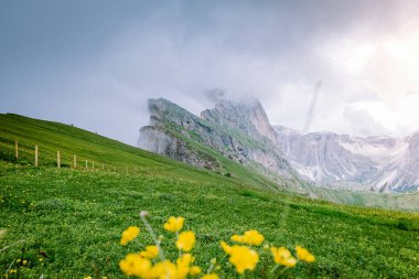 İtalyan Dolomiteler 'de yürüyüş yapan çift Seceda Tepesi' nin muhteşem manzarası. Trentino Alto Adige, Dolomites Alps, Güney Tyrol, İtalya, Avrupa. Odle dağ sırası, Val Gardena. Görkemli Furchetta