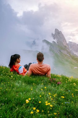 İtalyan Dolomiteler 'de yürüyüş yapan çift Seceda Tepesi' nin muhteşem manzarası. Trentino Alto Adige, Dolomites Alps, Güney Tyrol, İtalya, Avrupa. Odle dağ sırası, Val Gardena. Görkemli Furchetta