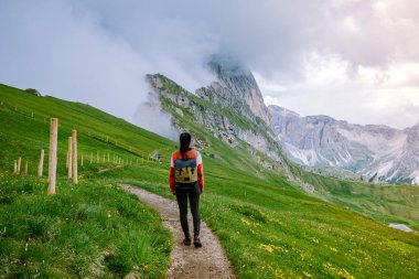 Italien Dolomites 'te yürüyüş yapan bir kadın Seceda Tepesi' nin muhteşem manzarası. Trentino Alto Adige, Dolomites Alps, Güney Tyrol, İtalya, Avrupa. Odle dağ sırası, Val Gardena. Görkemli Furchetta