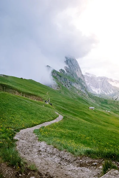 İtalyan Dolomiteler 'de yürüyüş yapan çift Seceda Tepesi' nin muhteşem manzarası. Trentino Alto Adige, Dolomites Alps, Güney Tyrol, İtalya, Avrupa. Odle dağ sırası, Val Gardena. Görkemli Furchetta
