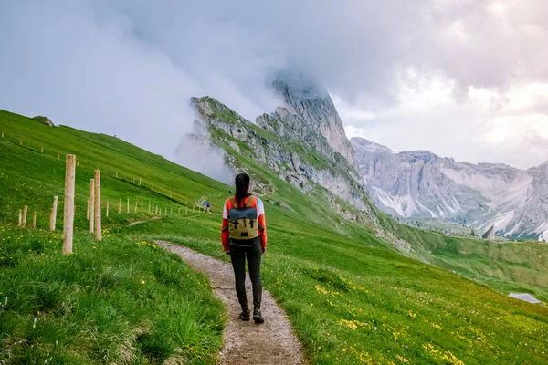 Woman on vacation hiking in the Italien Dolomites, Amazing view on Seceda peak. Trentino Alto Adige, Dolomites Alps, South Tyrol, Italy, Europe. Odle mountain range, Val Gardena. Majestic Furchetta — Stock Photo, Image