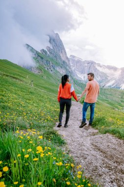 İtalyan Dolomiteler 'de yürüyüş yapan çift Seceda Tepesi' nin muhteşem manzarası. Trentino Alto Adige, Dolomites Alps, Güney Tyrol, İtalya, Avrupa. Odle dağ sırası, Val Gardena. Görkemli Furchetta
