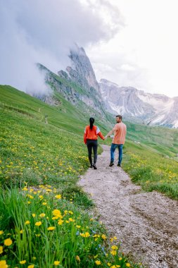 İtalyan Dolomiteler 'de yürüyüş yapan çift Seceda Tepesi' nin muhteşem manzarası. Trentino Alto Adige, Dolomites Alps, Güney Tyrol, İtalya, Avrupa. Odle dağ sırası, Val Gardena. Görkemli Furchetta