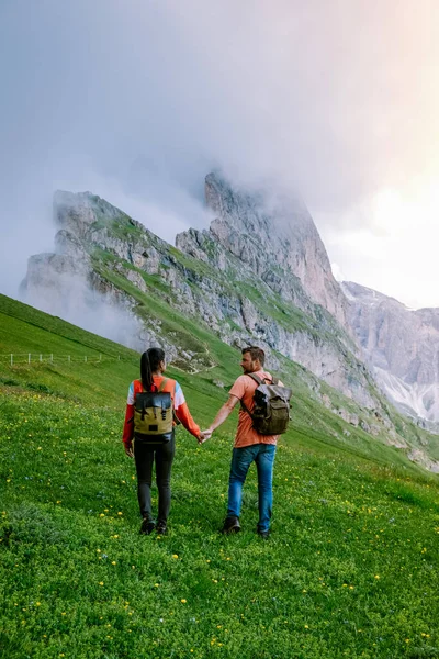 Koppel op vakantie wandelen in de Italiaanse Dolomieten, Geweldig uitzicht op Seceda piek. Trentino Alto Adige, Dolomieten Alpen, Zuid-Tirol, Italië, Europa. Bergketen Odle, Val Gardena. Majestueuze Furchetta — Stockfoto